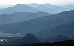 手前が「外山」その向こうに日光市内が見える
