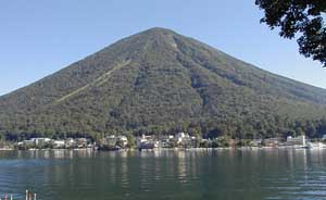 男体山